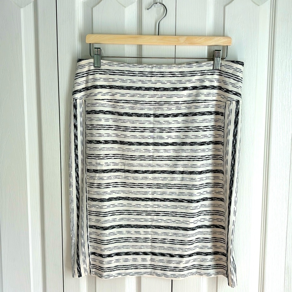 J. Jill Wearever Collection Smooth-Fit Pencil Skirt. White and Black. NWT. SZ MD
